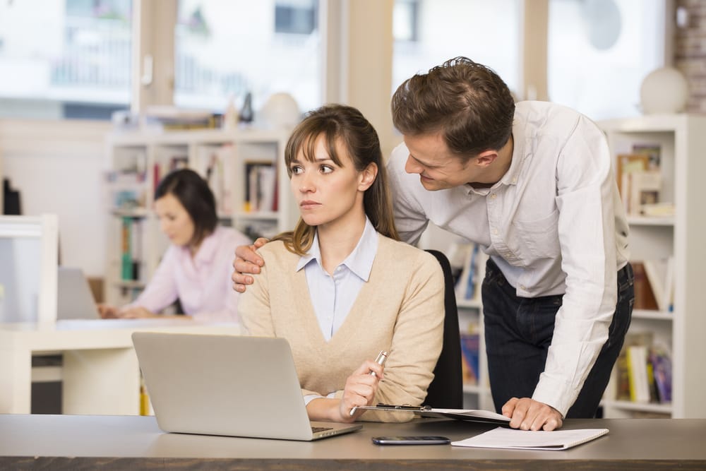 Mulheres sofrem 3 vezes mais ass&eacute;dio sexual que homens no ambiente de  trabalho - Portal W&G
