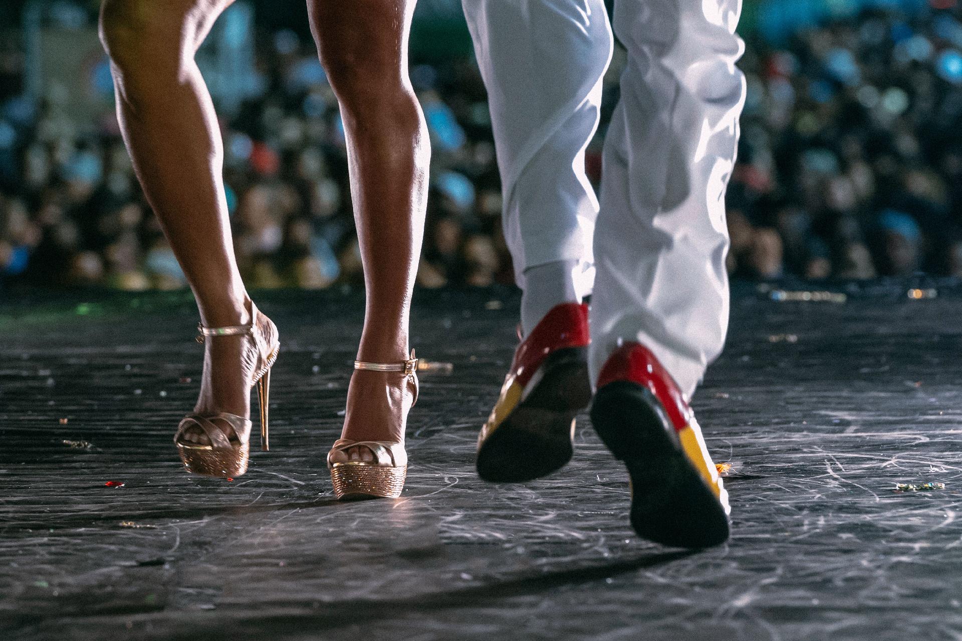 Carnaval: Sambar de salto alto pode causar danos &agrave; sa&uacute;de? - Portal W&G